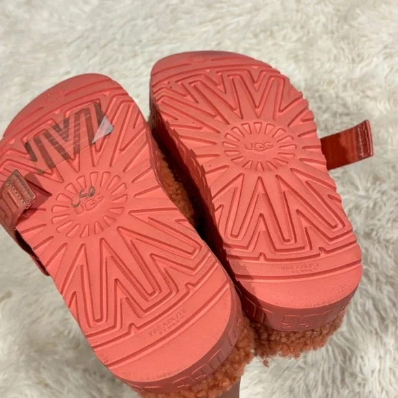 Women's UGG Fluffita Coral Sheepskin Platform Sherpa Sandals LIKE NEW size 6 - Picture 5 of 11